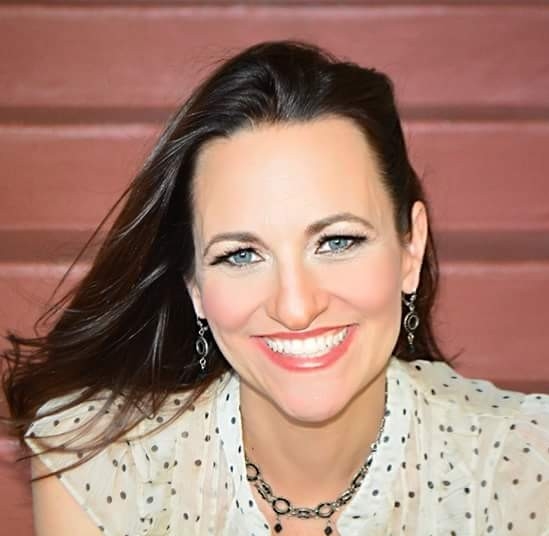 headshot Heather Hundhausen, founder of Beautifully Authentic and loving yourself coach